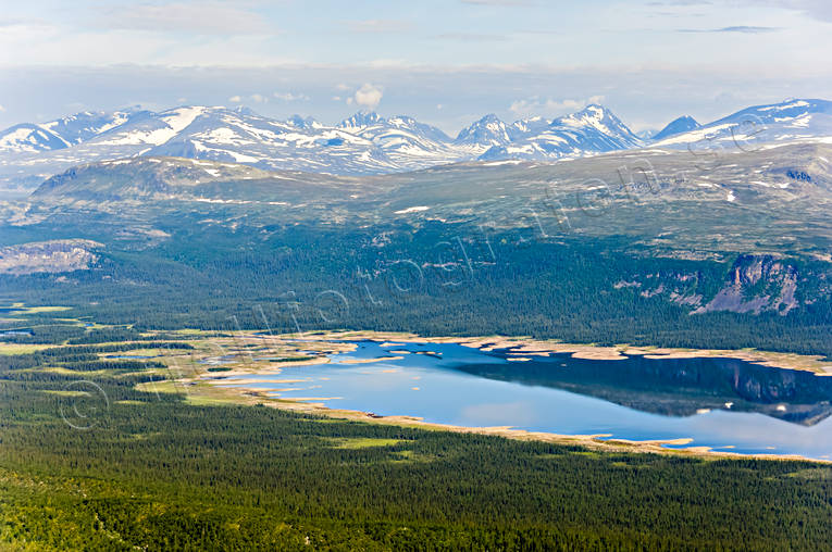 Tjaktjajaure och fjällen i Sarek drönarbilder, drönarfoto, flygbild, flygbilder, Flygfoto, flygfoton, Landskap, lappland, magasin, reglerad, sarek, sommar, stränder, Tjaktjajaure, torrlagda, torrlagt, vattenmagasin