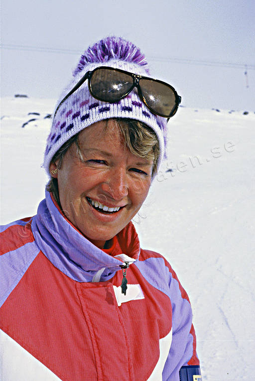 Tjej i skidbacke friluftsliv, fritid, skidor, skidåkning, sport, tjej, uteliv, vinter, vinter utförsåkning, äventyr