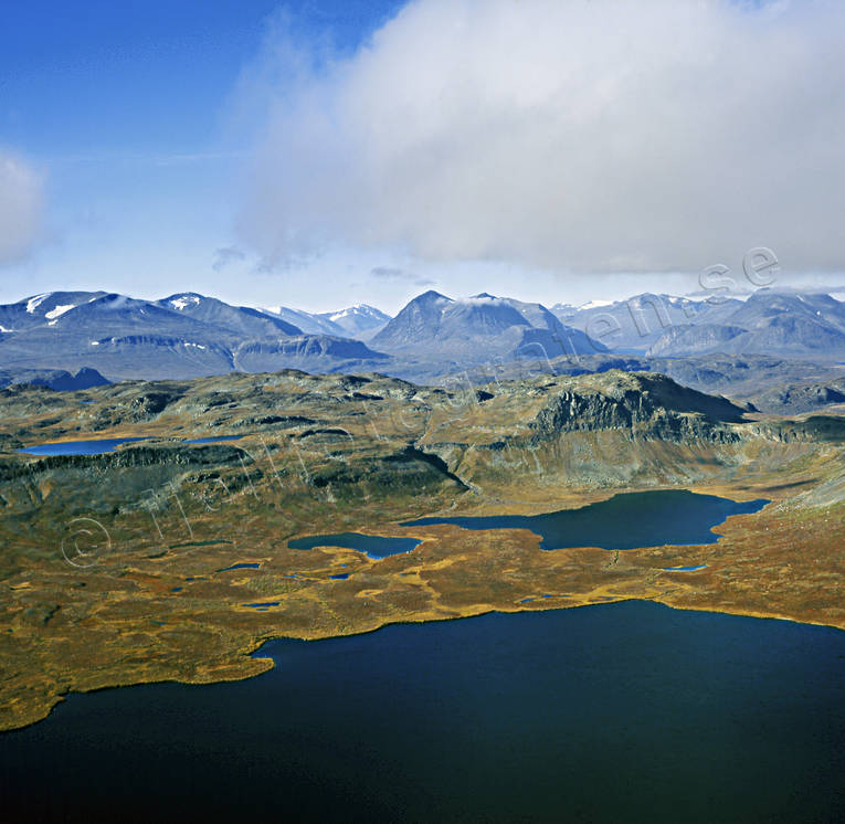 Tjuoltajaure och fjället Livancohkka drönarbilder, drönarfoto, fjäll, flygbild, flygbilder, Flygfoto, flygfoton, höst, Landskap, lappland, Livancohkka, Nikkaluokta, Tjuoltajaure