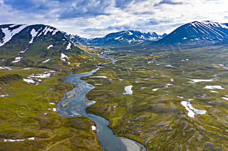 Tjäktjavagge med Tjäktjajokka drönarbild, drönarbilder, drönarfoto, flygbild, flygbilder, Flygfoto, flygfoton, Kungsleden, Kårtjevuolle, Landskap, lappland, Singistugorna, sommar, Tjäktjajokka, Tjäktjavagge