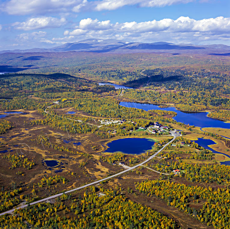 Tjärnberg Stugby och Värdshus Aleb Luovio, anläggningar, drönarbilder, drönarfoto, flygbild, flygbilder, Flygfoto, flygfoton, höst, Landskap, lappland, stugby, Svenska Fjällen, Tjidtjak, Tjärnberg, värdshus