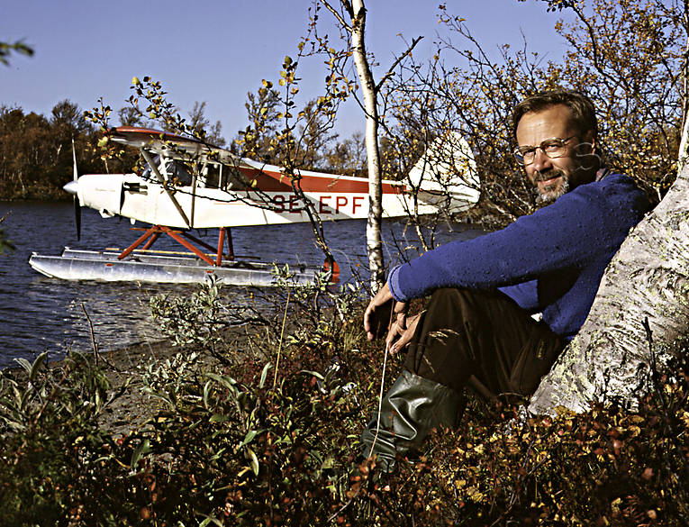 Tomas Johansson vid flygmaskinen fjäll, fjällflyg, flyg, kommunikationer, landat, luftfart, sjöflyg, sjöflygplan