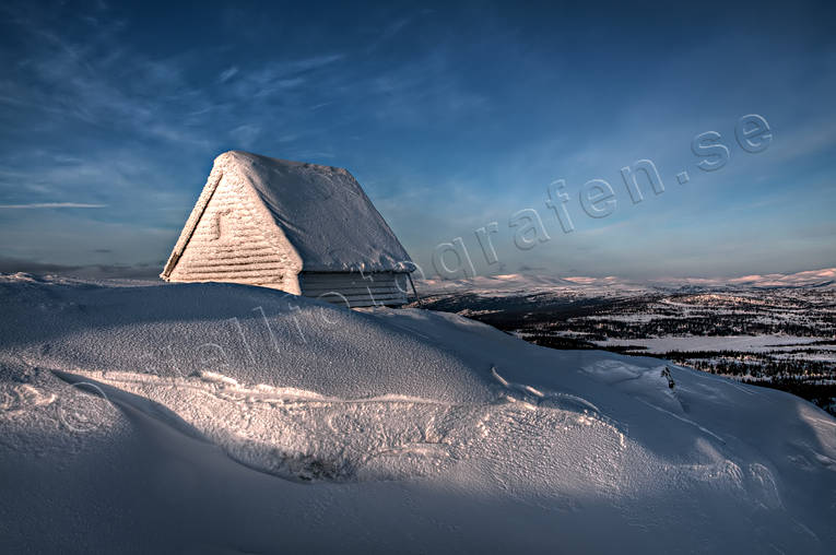 Toppstuga på Klumpliklumpen byggnader, fjäll, fjälltopp, himmel, Jorm, Jämtland, Klumpliklumpen, Landskap, natur, topp, toppstuga, utsikt, vildmark, vinter, vy, årstider