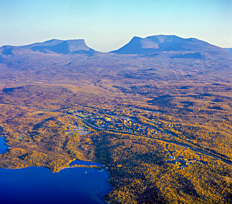 Torne Träsk Abisko och Lapporten Abisko, drönarbilder, drönarfoto, flygbild, flygbilder, Flygfoto, flygfoton, höst, höstfärger, Landskap, lappland, Lapporten, Malmbanan, Nissuntjårro, Svenska Fjällen, Tjunatjåkka, Torne Träsk