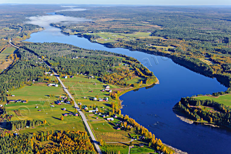 Torne Älv vid Kardis drönarbilder, drönarfoto, flygbild, flygbilder, Flygfoto, flygfoton, gränsälv, gårdar, höst, Kardis, Landskap, Norrbotten, Pajala, Torne älv, Torneälven, älvar, älvkrok