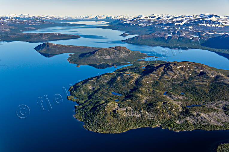Torneträsk mot Björkliden Bieskecohkka, drönarbilder, drönarfoto, fjällbilder, FJÄLLEN, flygbild, flygbilder, Flygfoto, flygfoton, Landskap, lappland, Roavvoaivi, sommar, torneträsk
