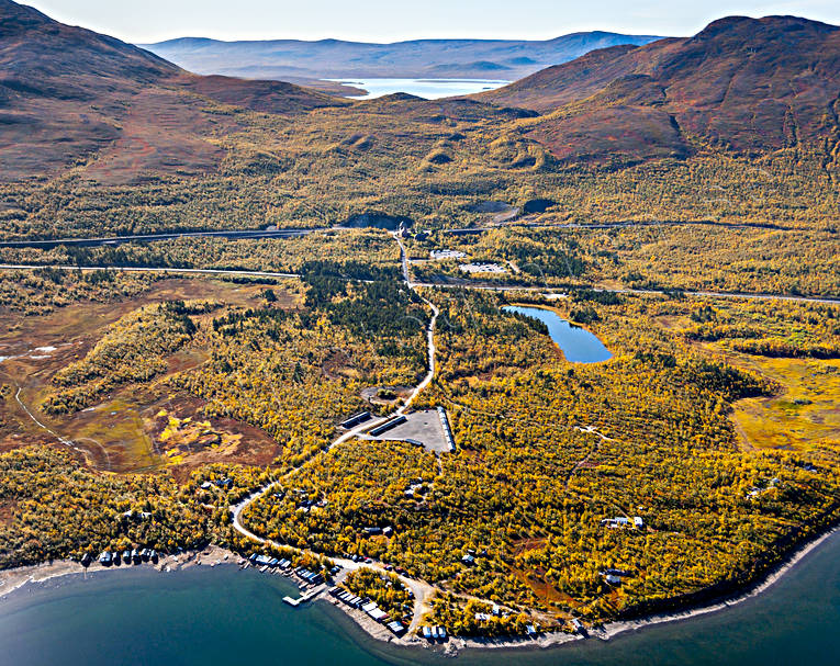 Torneträsk station vid Malmbanan drönarbilder, drönarfoto, fjällbilder, FJÄLLEN, flygbild, flygbilder, Flygfoto, flygfoton, höst, järnväg, Landskap, lappland, Malmbanan, Nakerijärvi, station, torneträsk, Torneträsk station