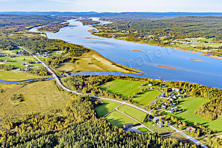 Torneälven vid Luppio Armasjoki, drönarbilder, drönarfoto, flygbild, flygbilder, Flygfoto, flygfoton, gränsälv, höst, Landskap, Luppio, Luppionpuas, Niemis, Norrbotten, Torneälven, väg 99, Ylitornio, Övertorneå