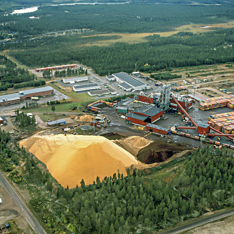 Torvfabriken i Sveg drönarbilder, drönarfoto, flygbild, flygbilder, Flygfoto, flygfoton, Härjedalen, samhälle, samhällen, sommar, Sveg, sågspån, sågspånshög, torvbrytning, torvfabrik, torvfabriken, torvtäkt