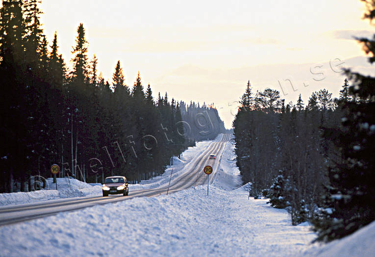 Trafik efter Inlandsvägen biltrafik, Inlandsvägen, kommunikationer, landfart, plogkant, trafik, vinter, vinterväg, väg