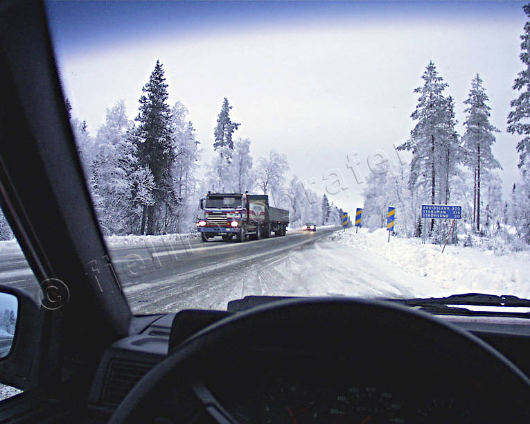 Trafikbild från förarplats bilar, biltrafik, halka, kommunikationer, landfart, landsväg, lastbil, riksväg, trafik, vinterväg