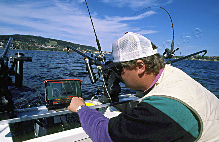 Trollingfiskare vid ekolod ekolod, fiske, sportfiske, Storsjön, trolling, trollingbåt