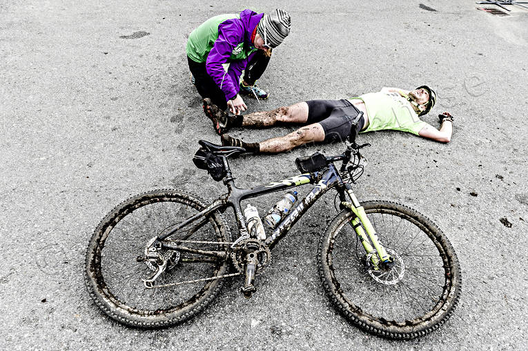 Trött cyklist cykel, cykeltävling, cykling, cyklist, däck, lera, ligger, mountainbike, skitig, smutsig, sommar, sport, trött