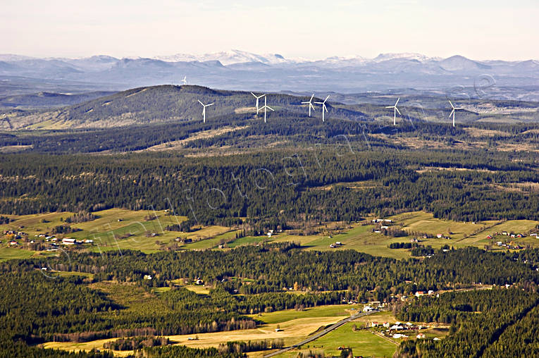 Tulleråsen mot Almåsa Almåsa, arbete, drönarbilder, drönarfoto, elenergi, elkraft, elproduktion, energi, energiproduktion, flygbild, flygbilder, Flygfoto, flygfoton, Jämtland, kraftproduktion, kraftverk, Landskap, miljö, miljöpåverkan, Offerdal, Råshön, sommar, tulleråsen, vindkraft, vindkraftverk, vindmölla, vindsnurra, vindsnurror, änge