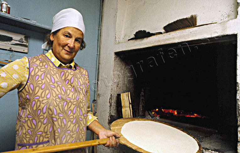 Tunnbrödsbakning baka, bakning, bakstuga, kultur, nutid, tunnbröd, tunnbrödsbakning, tunnbrödsugn, ugn