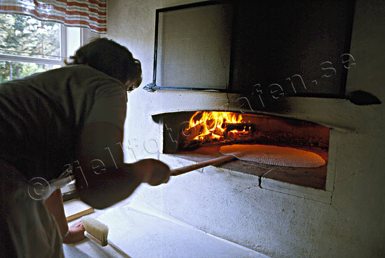 Tunnbrödsbakning bakning, bakstuga, gammelgården, kultur, nutid, tunnbröd, tunnbrödsbakning, tunnbrödsugn, ugn