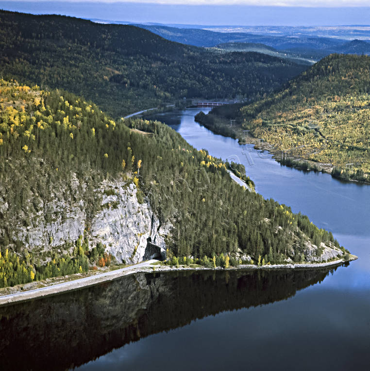 Tunnel genom Stadsberget berg, drönarbilder, drönarfoto, flygbild, flygbilder, Flygfoto, flygfoton, höst, Indalsälven, Jämtland, Landskap, Stugun, tunnel, väg, älv