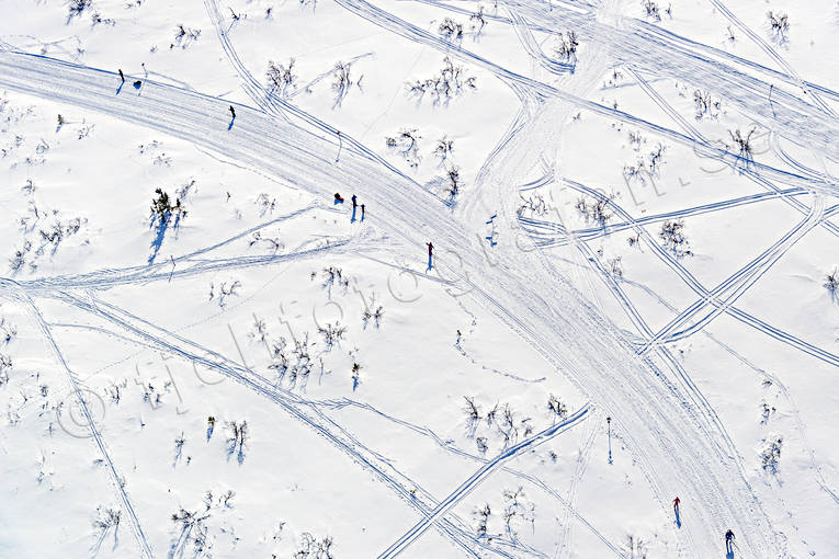 Turåkning på Vemdalsskalet anläggningar, drönarbilder, drönarfoto, flygbild, flygbilder, Flygfoto, flygfoton, Härjedalen, skidanläggning, skidbackar, skidort, turåkning, Vemdalsskalet, vinter, äventyr