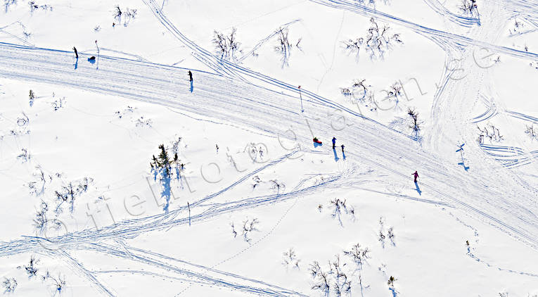 Turåkning på Vemdalsskalet anläggningar, drönarbilder, drönarfoto, flygbild, flygbilder, Flygfoto, flygfoton, Härjedalen, skidanläggning, skidbackar, skidort, turåkning, Vemdalsskalet, vinter, äventyr
