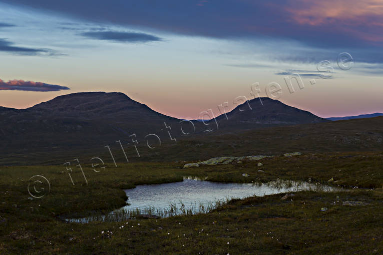 Tväråklumpen och Getryggen i skymning fjäll, fjällandskap, fjällen, getryggen, högfjäll, högfjällen, Jämtland, Landskap, natur, skymning, sommar, sommarfjäll, tväråklumpen, årstider