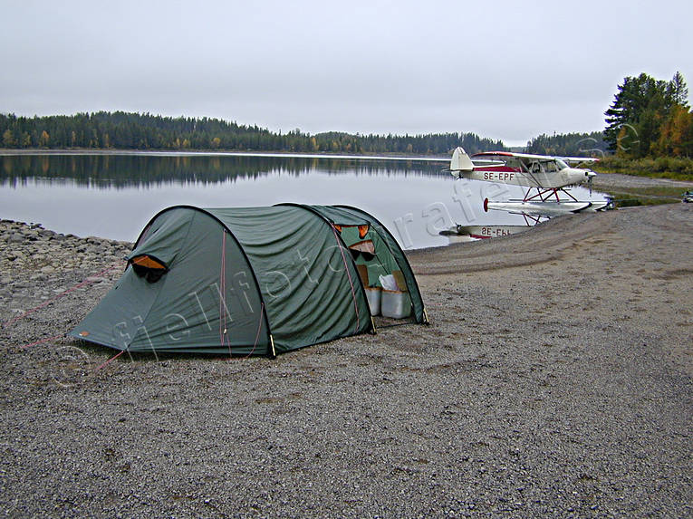 Tält och flygmaskin vid Vindelälven camping, flyg, flygplan, kommunikationer, luftfart, sjöflyg, sjöflygplan, Super Cub, tält, Vindelälven