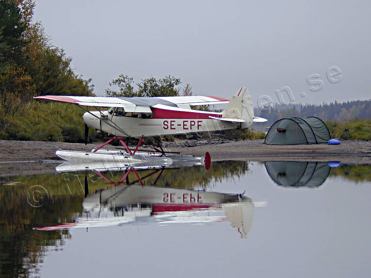 Tält och flygmaskin vid Vindelälven camping, flyg, flygplan, kommunikationer, luftfart, sjöflyg, sjöflygplan, Super Cub, tält, Vindelälven