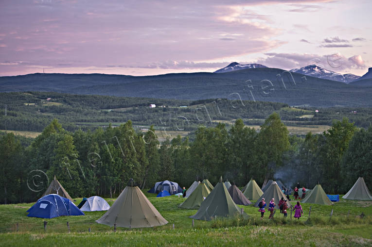Tältkåtor i kvällsljus Bjerkvik, festival, fjäll, glädje, Jukkasjärvi, kultur, kåta, Markomeannu, midnattssol, midsommar, same, samekultur, samer, tält, tältkåta