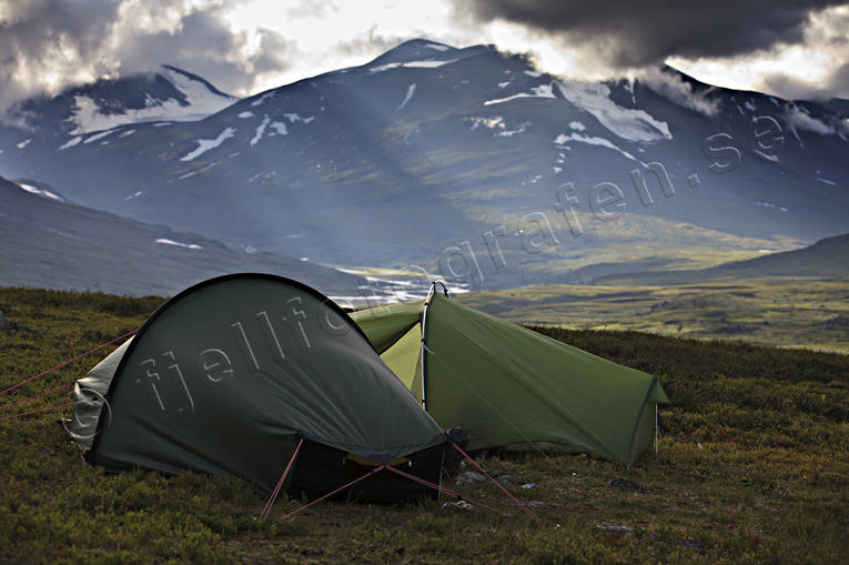 Tältläger på Pielaslätten Sarek fjäll, fjällen, fjälltopp, fjälltoppar, fjällvandra, fjällvandring, högfjäll, kvällsljus, Landskap, Laponia, lappland, sarek, Sarek nationalpark, Sarekfjäll, Skarjatjåhkkå, solstrålar, sommar, tält, tälta, tältläger, tältning, tältplats