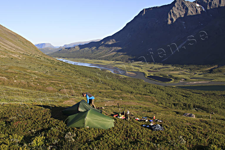 Tältläger vid Rapaselet i Sarek Bielloriehppe, fjäll, fjälltopp, fjälltoppar, fjällvandra, fjällvandrare, fjällvandring, friluftsliv, högfjäll, Landskap, Laponia, lappland, natur, Pielloreppe, Rapadalen, Rapaselet, sarek, Sarek nationalpark, Sarekfjäll, sommar, tält, tälta, tältläger, tältning, tältplats, uteliv
