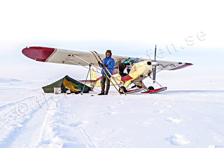 Tältning under vingen enmanstält, fjällbilder, FJÄLLEN, fjälltält, flyg, flygplan, friluftsliv, Jämtland, kommunikationer, landat, Landskap, luftfart, pilot, Raurenjaure, Rödingsjön, SE-EPF, skidflyg, supercub, tält, vinter, vinterflyg, vintertältning, vårvinter, äventyr