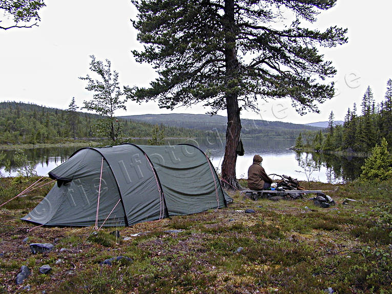 Tältning vid Lilla Lövsjön camping, fjällvandring, friluftsliv, Lilla Lövsjön, sommar, tält, tältning, uteliv, äventyr