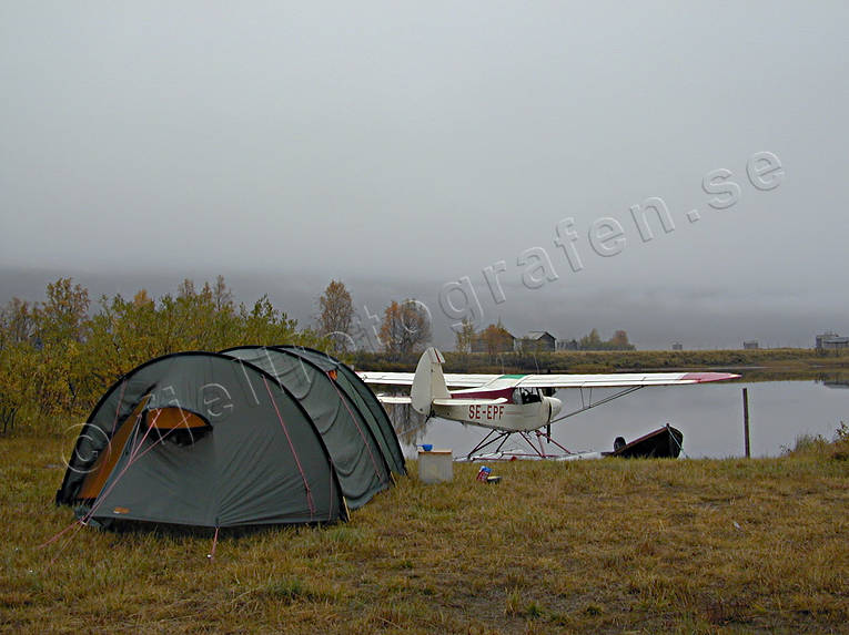 Tältning vid Vindelälven Ammarnäs, camping, dimma, flyg, gråväder, kommunikationer, luftfart, sjöflyg, sjöflygplan, Super Cub, tält, tältning, Vindelälven