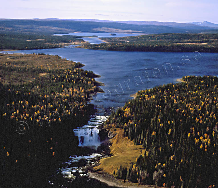Tännforsen vattenfall drönarbilder, drönarfoto, fall, fjällbilder, flygbild, flygbilder, Flygfoto, flygfoton, fors, höst, Indalsälven, Jämtland, Landskap, sevärdhet, Sevärdheter, turism, turistmål, Tännforsen, Tännsjön, vatten, vattenfall, Åreälven