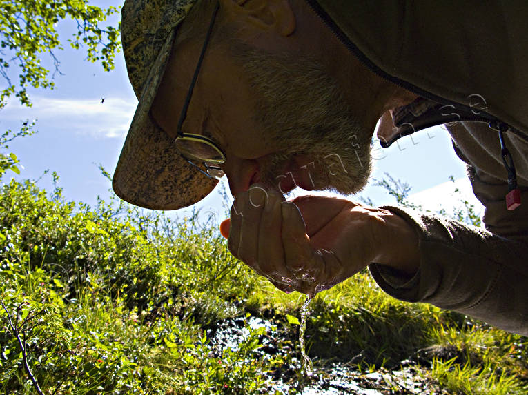 Törstsläckare i fjällbäck bäck, dricka, dricker, fjällbäck, fjällvandring, friluftsliv, sjöfart, sommar, törst, törstig, vatten, äventyr