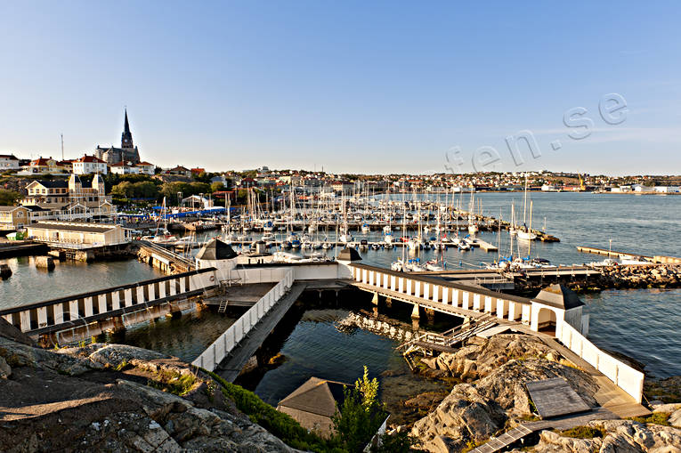 Utsikt Lysekil Bohuslän Bohuslän, bryggor, båtar, hamn, hav, kallbadhus, kust, Lysekil, samhällen, småbåtshamn, sommar, städer, utsikt, Västkusten, årstider
