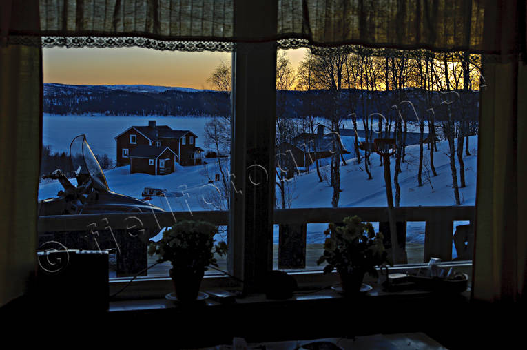 fjllgrd, fjllgrdar, fnster utsikt, grdar, Jmtland, kvllsljus, motljus, Raukasj, stugor, stmning, stmningsbild, stmningsbilder, vinter, vrvinter