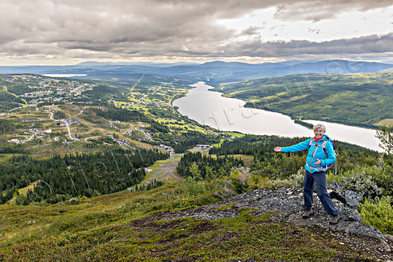 Utsikten från Totthummeln fjäll, friluftsliv, kvinna, Landskap, natur, sommar, utsikt, vandrare, Åre Björnen, Åredalen, Åresjön, äventyr
