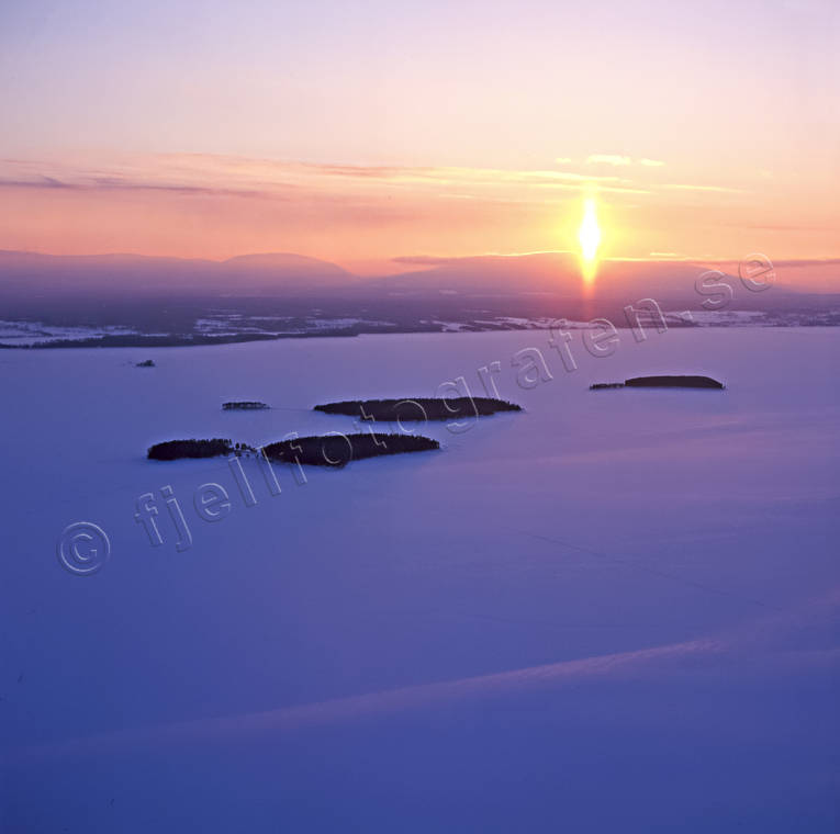Utöarna i Storsjön drönarbilder, drönarfoto, flygbild, flygbilder, Flygfoto, flygfoton, Jämtland, Landskap, solnedgång, Storsjön, Utöarna, vinter, vinterlandskap