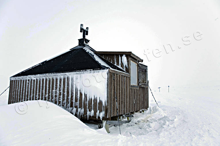 byggnader, fjllen, fjllstuga, fjllvidder, friluftsliv, kalfjll, Kvikkjokk, lappland, skoterled, sn, stuga, vandringsled, vindskydd, vinter, vinterbild, vinterled