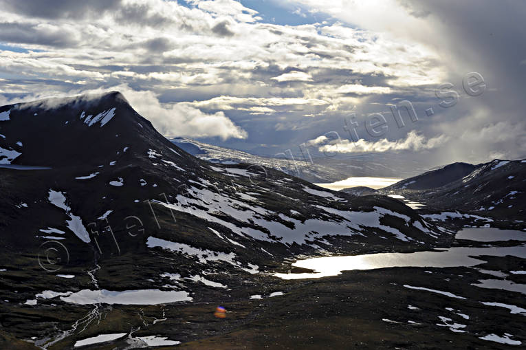 Vaimokvagge mot väster drönarbilder, drönarfoto, fjälltopp, flygbild, flygbilder, Flygfoto, flygfoton, kurajaure, lappland, moln, staika, Svenska Fjällen, vaimok, Vaimokvagge