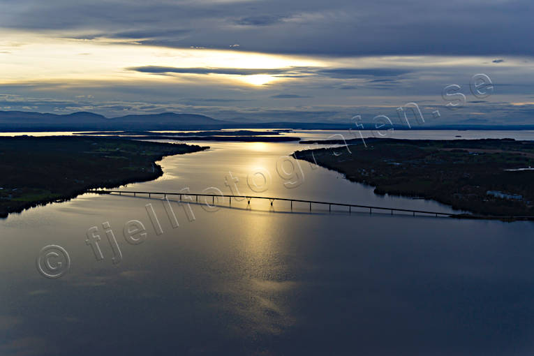 Vallsundet Vallsundsbron bro, drönarbilder, drönarfoto, flygbild, flygbilder, Flygfoto, flygfoton, höst, Jämtland, kväll, Landskap, solnedgång, Storsjön, Vallsundet, Vallsundsbron
