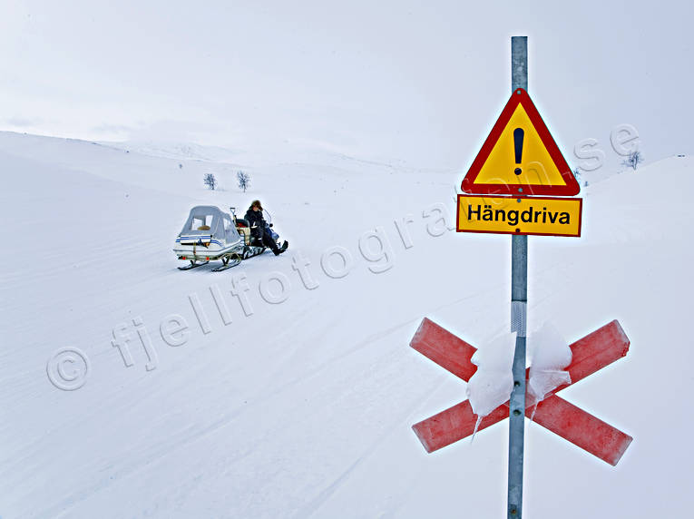 hngdriva, kommunikation, kryssmarkering, landfart, motor, skoter, skoterled, skylt, varningsskylt, vinter, vinterled, ventyr