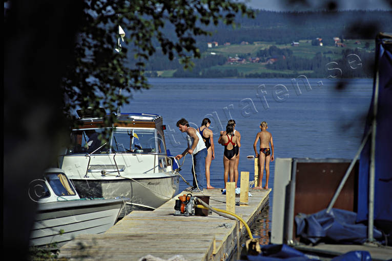 Vid brygga i Kallsjön bad, barn, brygga, båtar, friluftsliv, Fäviken, Kallsjön, sommar, uteliv, äventyr