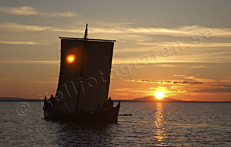 Vikingaskepp på Storsjön båtar, kommunikationer, kväll, sjöfart, sjöfart, skepp, sommar, sommarkväll, Storsjön, vikingar, vikingaskepp