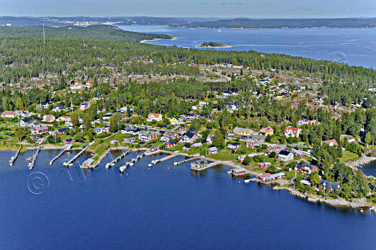 Villor med sjötomt Juniskär bryggor, drönarbilder, drönarfoto, flygbild, flygbilder, Flygfoto, flygfoton, Juniskär, Landskap, Medelpad, samhällen, sjötomt, småbåthamn, sommar, villor