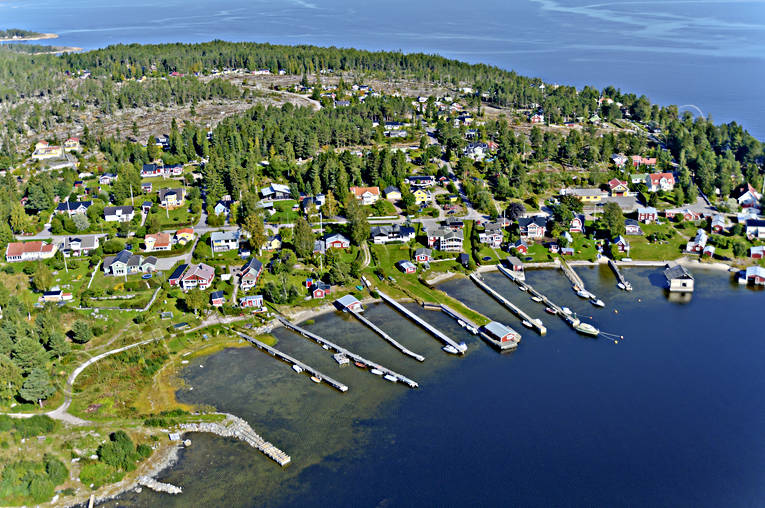 Villor med sjötomt Juniskär bryggor, drönarbilder, drönarfoto, flygbild, flygbilder, Flygfoto, flygfoton, Juniskär, Landskap, Medelpad, samhällen, sjötomt, småbåthamn, sommar, villor