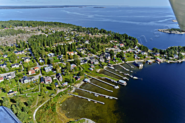 Villor med sjötomt Juniskär bryggor, drönarbilder, drönarfoto, flygbild, flygbilder, Flygfoto, flygfoton, Juniskär, Landskap, Medelpad, samhällen, sjötomt, småbåthamn, sommar, villor