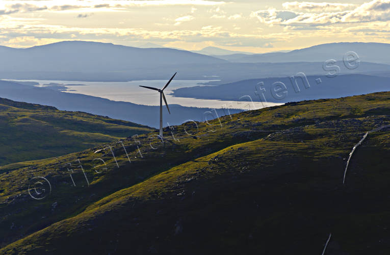 Vindkraftverk i fjällen arbete, elenergi, elkraft, elproduktion, energi, energiproduktion, fjäll, fjällen, Jämtland, kraftproduktion, kraftverk, Landskap, miljö, miljöpåverkan, sommar, vindkraft, vindkraftverk, vindmölla, vindsnurra, vindsnurror