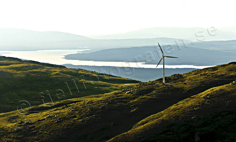 Vindkraftverk i fjällen arbete, elenergi, elkraft, elproduktion, energi, energiproduktion, fjäll, fjällen, Håckren, Jämtland, kraftproduktion, kraftverk, Landskap, miljö, miljöpåverkan, sommar, vindkraft, vindkraftverk, vindmölla, vindsnurra, vindsnurror