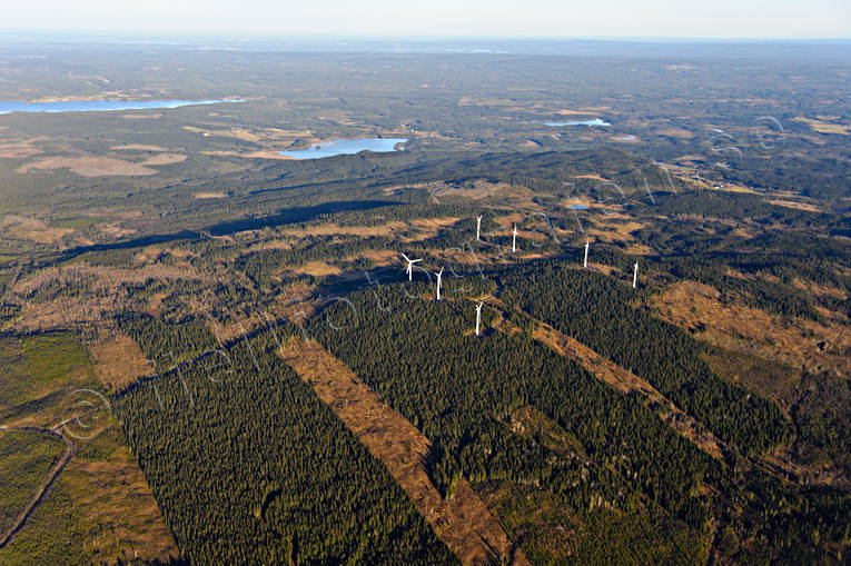 Vindkraftverk på Råshön Almåsa, arbete, drönarbilder, drönarfoto, elenergi, elkraft, elproduktion, energi, energiproduktion, flygbild, flygbilder, Flygfoto, flygfoton, höst, Jämtland, kraftproduktion, kraftverk, Landskap, miljö, miljöpåverkan, Offerdal, Råshön, vindkraft, vindkraftverk, vindmölla, vindsnurra, vindsnurror, änge